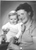 Waarschijnlijk Cornelia Verwater ('Tonny') met zoon Ton.